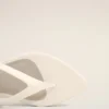 Beyaz Kuzu Derisi Sivri Burunlu Parmak Arası Terlik