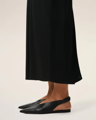 Siyah Kuzu Derisi Sivri Burunlu Slingback Ayakkabı